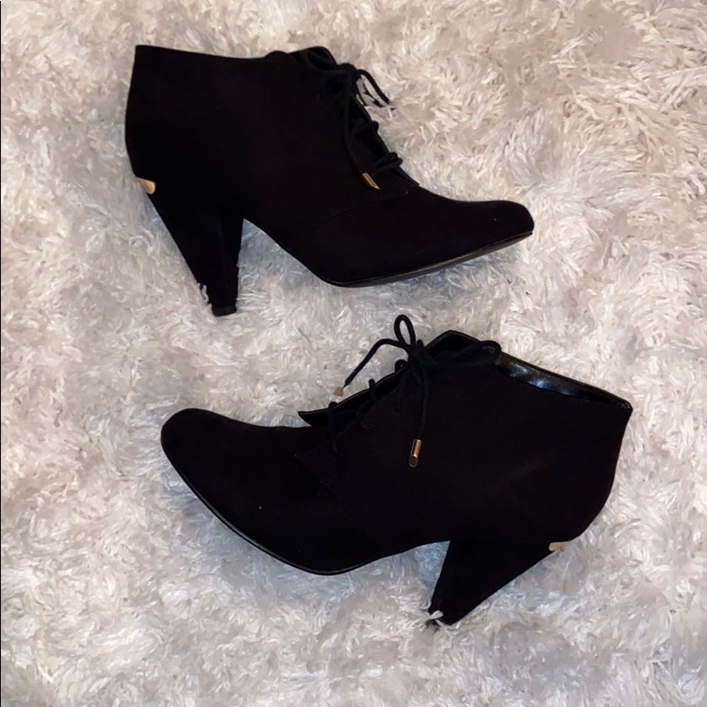 Little Lace Up Black Booties 💛